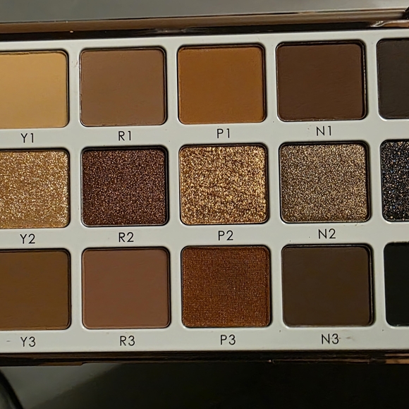 Natasha Denona Dramatic Palette in Rich Brown - Picture 4 of 5
